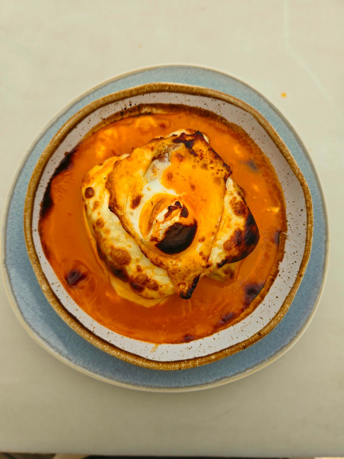 Francesinha servido no Bar da Praia